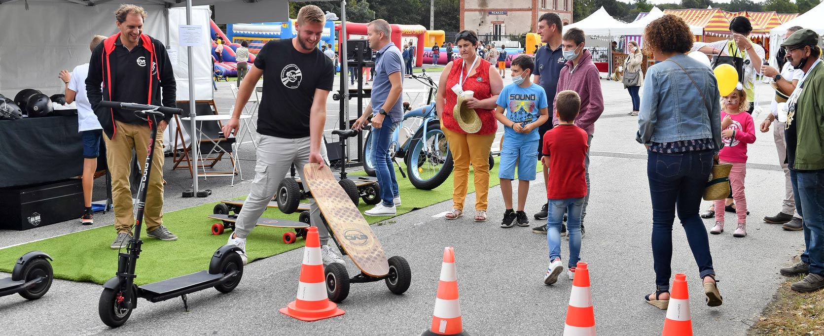 ANIMATION QUI ÉLECTRISE VOTRE ÉVENEMENT AVEC UNE PISTE POUR SCOOTERS, VÉLOS, TROTTINETTES ET SKATEBOARDS ÉLECTRIQUES